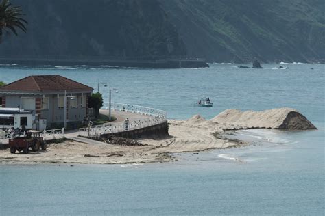 Trasiego de piedras y arenas en la playa de Ribadesella para disfrutar ...