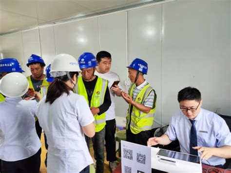 中国水利水电第五工程局有限公司 工会工作 基地项目工会为农民工集中办理工资卡