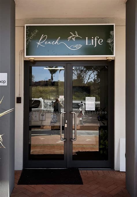 Shop Front Signage Design 的图像结果