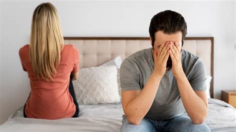 স্ত্রী পরকীয়ায় মেতে, এই ৬ লক্ষণেই বোঝা যায়