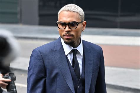 Chris Brown se declara no culpable de un cargo por agredir y herir a un ...