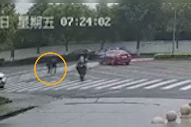【浙江】轿车撞击碾压过马路的行人 驶出一段距离又倒车回来二次碾压