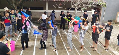 Breaking the limbo: Displaced people in Indonesia take education into ...