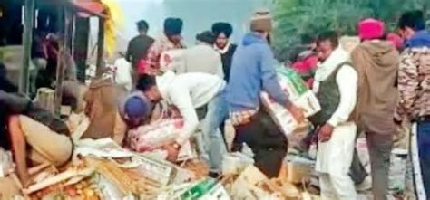 इंसानियत हुई शर्मसार! सड़क हादसे में जख्मी ट्रक ड्राइवर तड़पता रहा ...