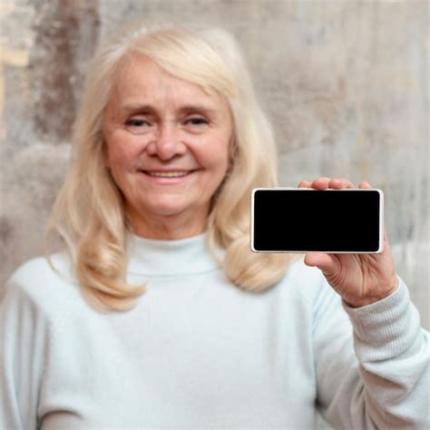 Smiley woman holding phone | Free Photo