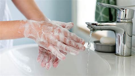 गर्मी में हाथ-पैर का रूखापन दूर करने के उपाय | Tips To Moisturize Hand ...