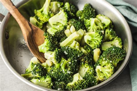 how to cook broccoli in hot water