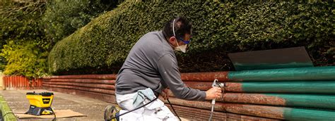 Painting a garden fence with an airless sprayer | WAGNER