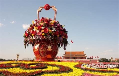 图文：北京天安门广场矗立起“巨型花篮”-搜狐新闻