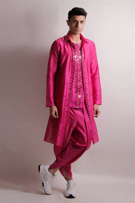 Adding Pantone Color 2023 - Viva Magenta to Your Wedding: Style Guide 101