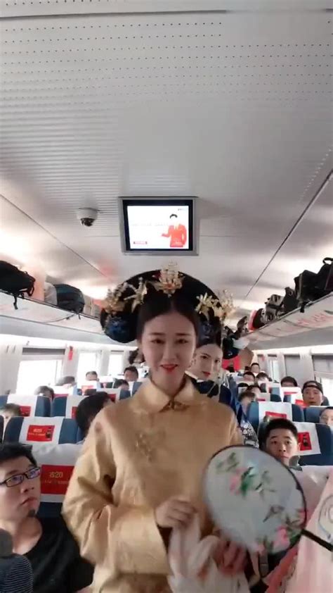 多名大妈高铁唱歌最新素材