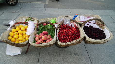 在北京摆地摊的人：从商场搬到路边，一斤枣比店里便宜近一半|摆摊_新浪财经_新浪网