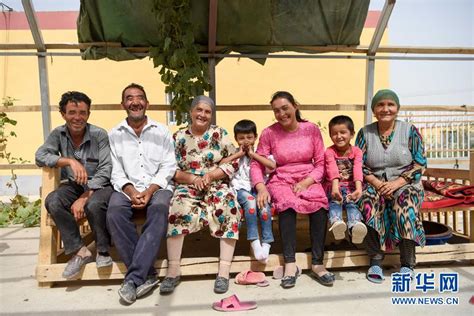 新疆克孜勒：移民管理警察与群众一同学习两会精神