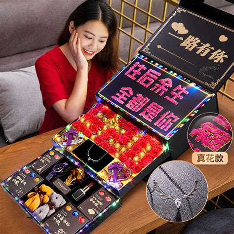 出去买什么礼物好最新素材