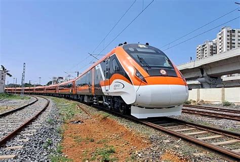 படுக்கை வசதியுடன் கூடிய வந்தே பாரத் ரயில்: சமூக வலைதளங்களில் வீடியோ ...