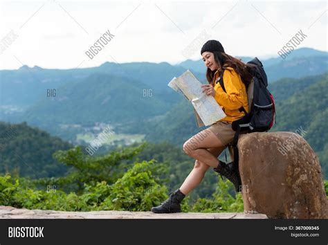 Adventure Travel Girl 的图像结果