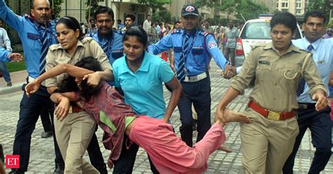 mahagun moderne: Maids in modern India: How a class conflict in a Noida ...