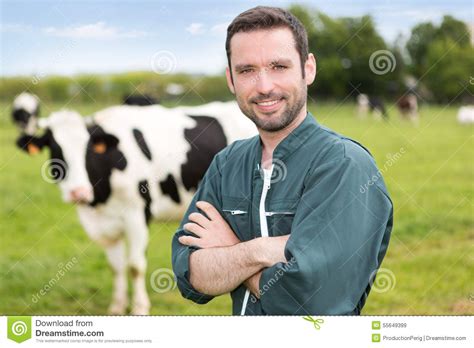 一位年轻可爱的农夫的画象在有母牛的一个牧场地 库存图片. 图片 包括有 敌意, 草甸, 男人, 问题的, 牛奶 - 55649399