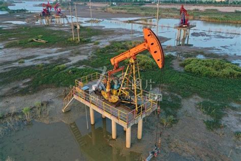 江苏扬州：油田开采忙-人民图片网
