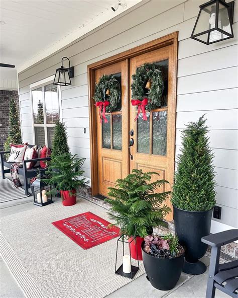 34 Christmas Front Door Decorations for a Festive Season