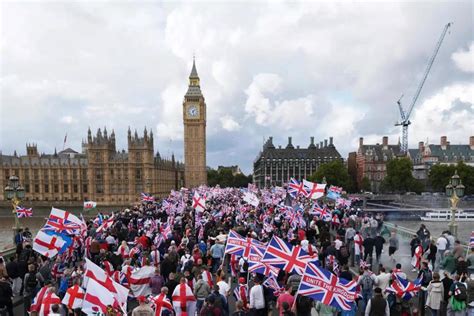 'Peace-loving': What Tommy Robinson said about Hindus at London anti ...