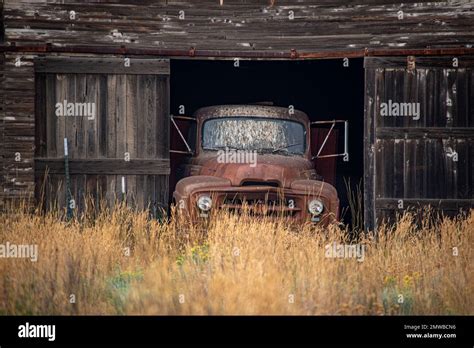 See related image detail. Old ford garage hi-res stock photography and images - Alamy