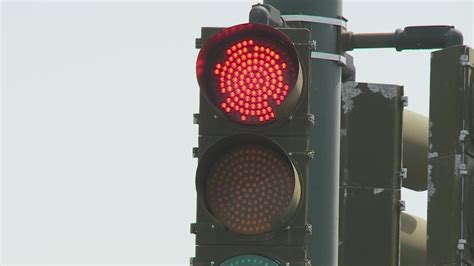 Broken, blinking traffic lights confusing and frustrating drivers | wwltv.com