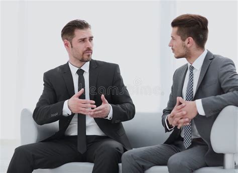 Two Business People Talking 的图像结果