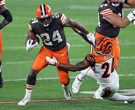 Cleveland Browns Nick Chubb and Kareem Hunt vs. Cincinnati Bengals ...