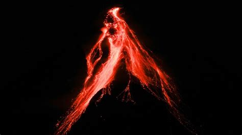 Villagers risk their lives in danger zone as Philippines’ most active ...