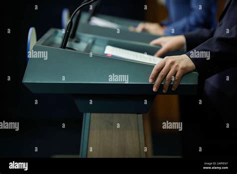 Politician Hand Srance 的图像结果