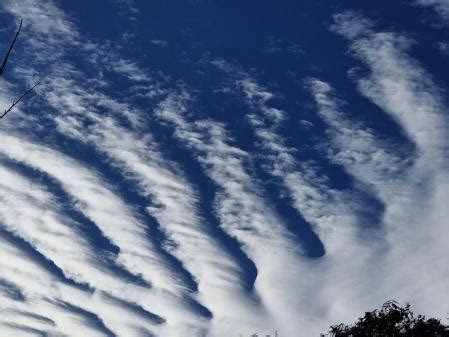 El fascinante caso de las nubes con forma de mano