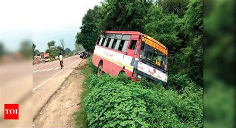 Bus Falls Into Trench: Lucknow: Narrow escape for 40 passengers as bus ...