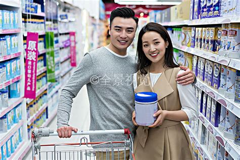 年轻夫妻在超市购物_高清图片_全景视觉
