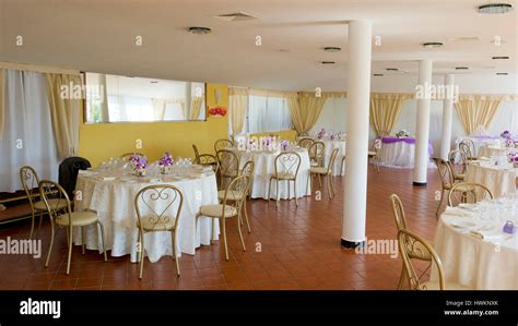 Restaurant Inside Table 的图像结果