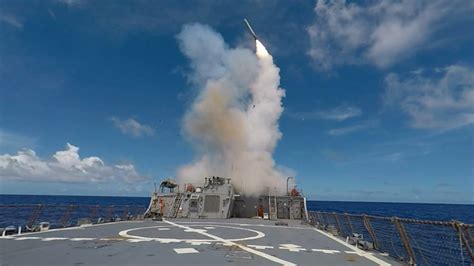 正在菲律宾海域进行部署的美国海军第七舰队“黄蜂”号“火力强化远征