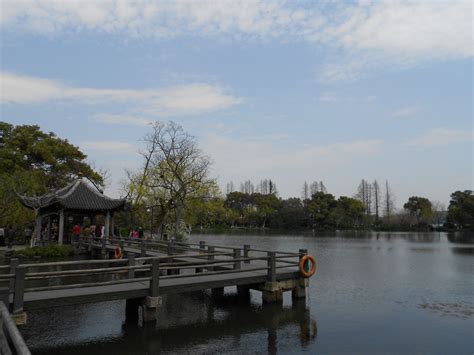 【携程攻略】杭州三潭印月景点,三潭印月，杭州西湖十景之一。三潭印月很有名气，它是由三个塔形建筑…