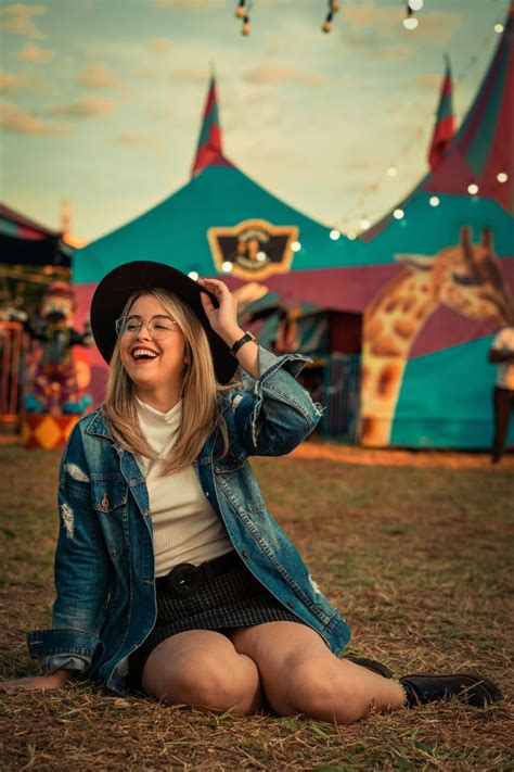30+ Fashionable Amusement Park Outfits For a Stylish Day Out