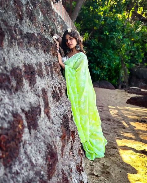 Swetha Naidu : సముద్రంలో చీరతో పోజులిచ్చిన శ్వేతా నాయుడు.. Swetha Naidu ...
