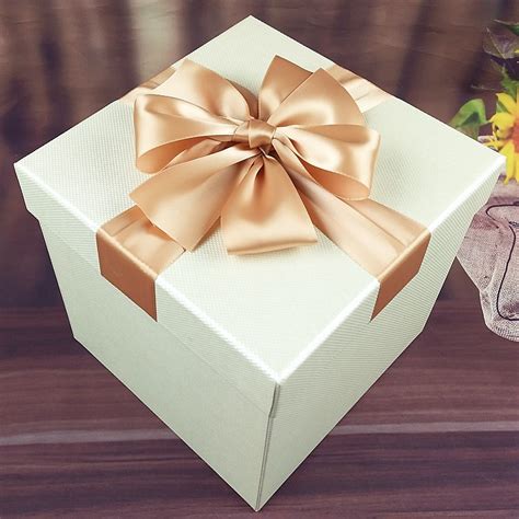 礼品盒/蛋糕盒包装设计样机模板 Gift Box Mockup Template – 设计小咖