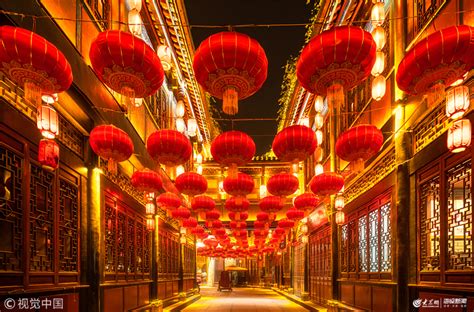 四川成都：春节前夕的锦里古街 红灯笼高高挂起节日氛围浓厚_大众网