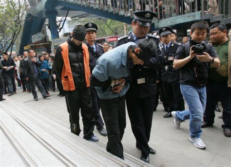 组图：重庆警方押解15名犯罪嫌疑人指认现场_新闻中心_新浪网