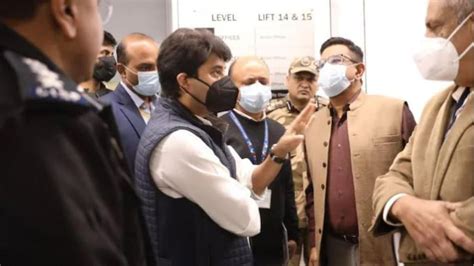 दिल्ली एयरपोर्ट पर भीड़ से मिलेगी निजात? सिंधिया के सरप्राइज दौरे के ...