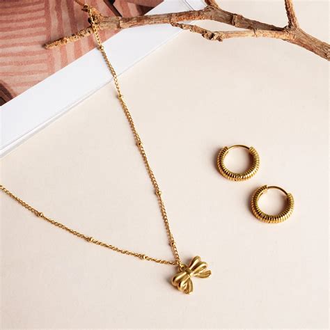 Classic Textured Hoops & Ribbon Pendant Necklace Jewellery Set – PALMONAS