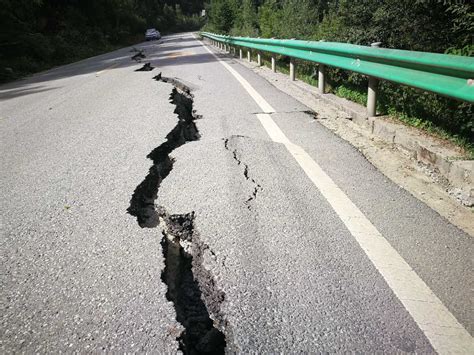 九寨沟景区道路被地震“撕裂”|地震|九寨沟景区|道路_新浪新闻