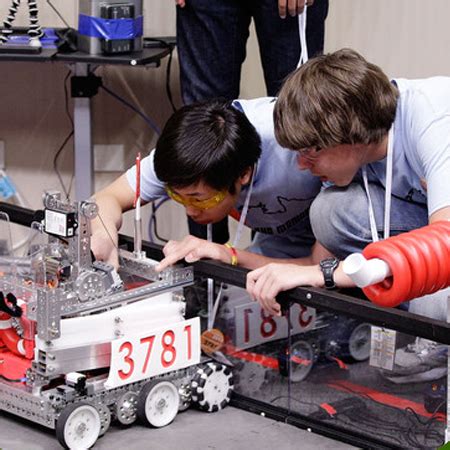 班级机器人技术在职的男生高中学在科课程中建造机器人车高清图片下载-正版图片307773953-摄图网