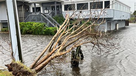 Parking lot filling with water at Intracoastal Waterway restaurant | Video