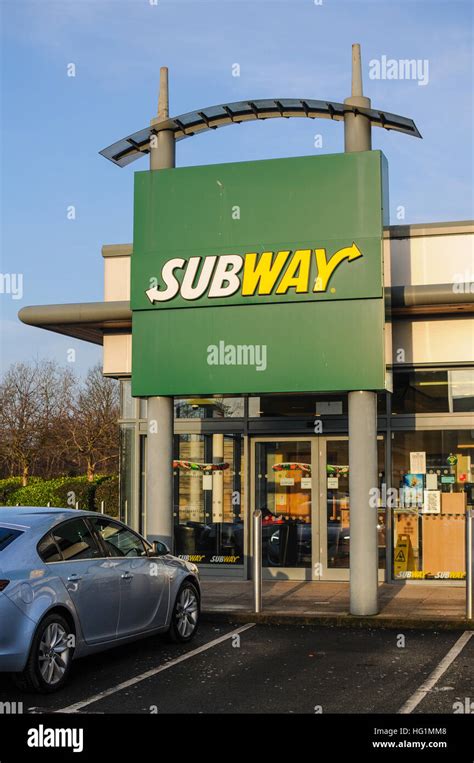 Subway Restaurant Sign 的图像结果