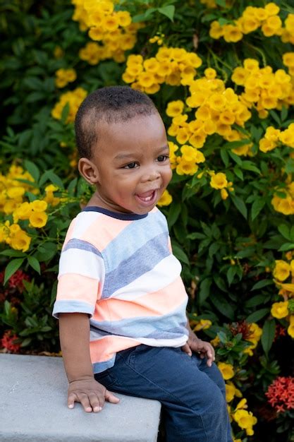 Adorable petit garçon noir africain | Photo Gratuite