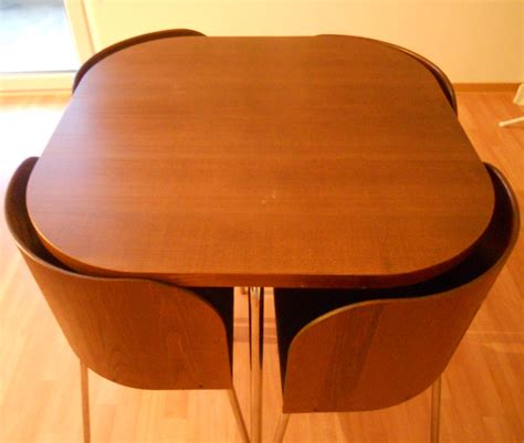 Wunderschöner Tisch mit rustikalen Sesseln mit Baumstammlehne in ...